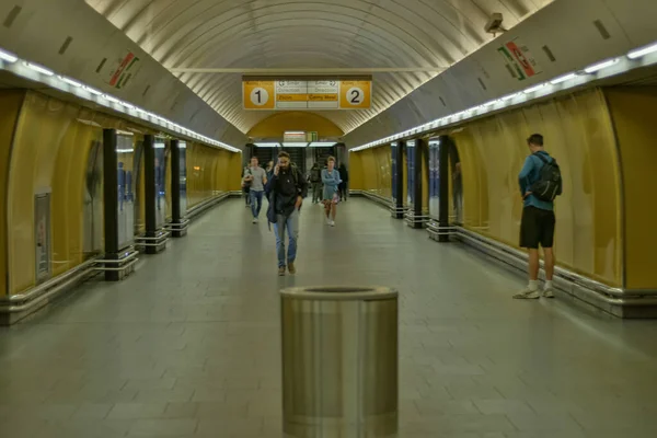 Сцена стиля жизни, люди, идущие от станции метро, Амстердам 2019 — стоковое фото