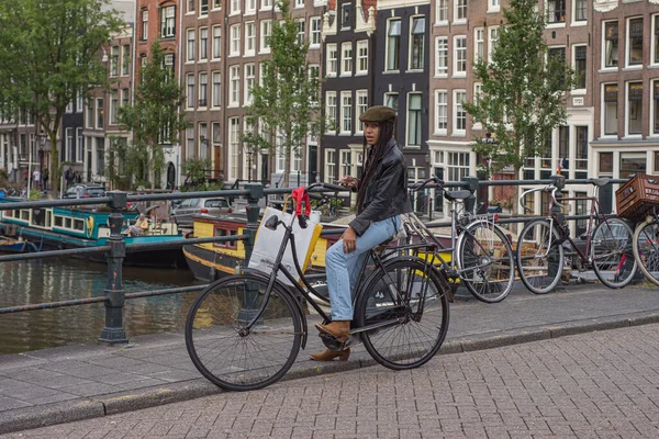 Сцена стрит-арта, девушка на велосипеде из Амстердама, Голландия, 2019 год — стоковое фото