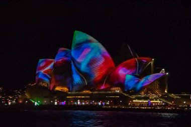 Sidney 'den gece panoramik şehir manzarası, Şubat 2018' de opera binası