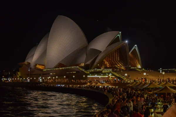 Ночной панорамный городской пейзаж из Сиднея, оперный театр на февраль 2018 года — стоковое фото