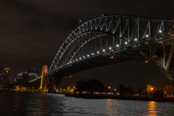 Paisaje urbano panorámico nocturno desde el puente del puerto de Sidney en febrero de 2018 — Foto de Stock