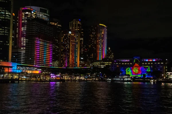 Paisaje urbano panorámico nocturno desde los edificios Sidney en el vívido Sidney, febrero de 2018 — Foto de Stock