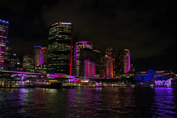 Paisaje urbano panorámico nocturno desde los edificios Sidney en el vívido Sidney, febrero de 2018 — Foto de Stock