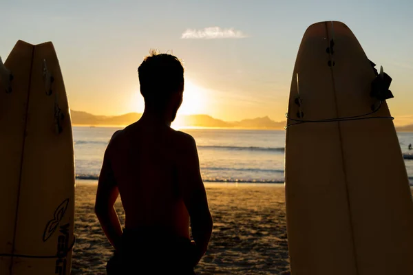 Surfař na pláži, a západ slunce pozadí, pohled z Byron Bay, Austrálie 2018 — Stock fotografie