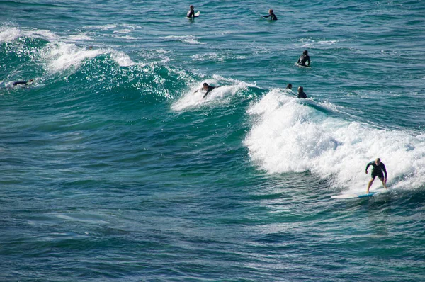 Lidé surfující na pláži, pohled z NSW, Austrálie, Sydney 2018 — Stock fotografie