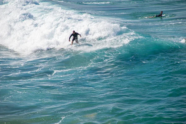 Gente surfeando en la playa, vista desde NSW, Australia, Sydney 2018 —  Fotos de Stock