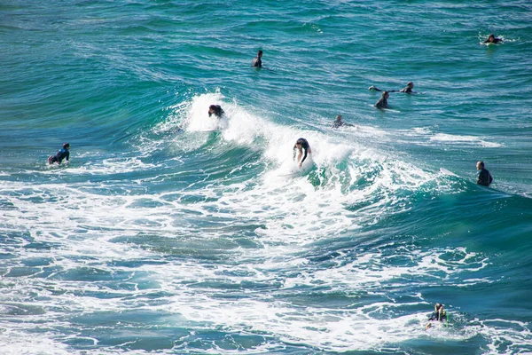 Pessoas que navegam na praia, vista da NSW, Austrália, Sydney 2018 — Fotografia de Stock