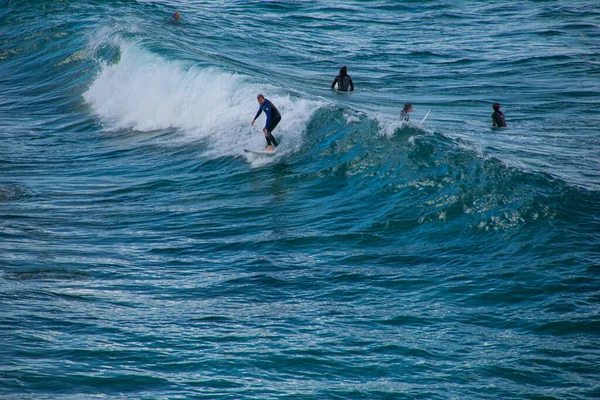 Gente surfeando en la playa, vista desde NSW, Australia, Sydney 2018 —  Fotos de Stock