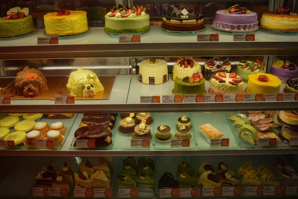 Bir pastaneden farklı türde kekleri rafa kaldırıyorum. 