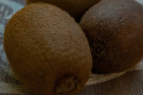 Masa arkasında Yeni Zelanda 'dan gelen doğal organik kivi meyvesi 