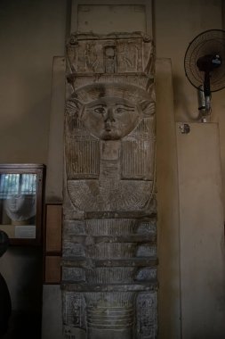 Mimari iç mimari ve Mısır Müzesi 'nden heykel. El Kahire, Mısır 2018