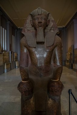 Mimari iç mimari ve Mısır Müzesi 'nden heykel. El Kahire, Mısır 2018