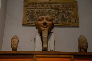 Mimari iç mimari ve Mısır Müzesi 'nden heykel. El Kahire, Mısır 2018