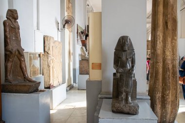 Mimari iç mimari ve Mısır Müzesi 'nden heykel. El Kahire, Mısır 2018