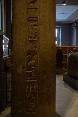 Mimari lahit ve Mısır Müzesi 'nden heykel. El Kahire, Mısır 2018