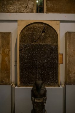 Mısır Müzesi 'nin iç mimari senaryoları ve heykelleri. El Kahire, Mısır 2018