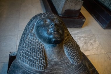 Mimari lahit ve Mısır Müzesi 'nden heykel. El Kahire, Mısır 2018