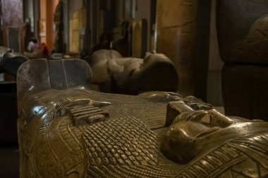 Mimari lahit ve Mısır Müzesi 'nden heykel. El Kahire, Mısır 2018