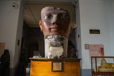 Mimari iç mimari ve Mısır Müzesi 'nden heykel. El Kahire, Mısır 2018