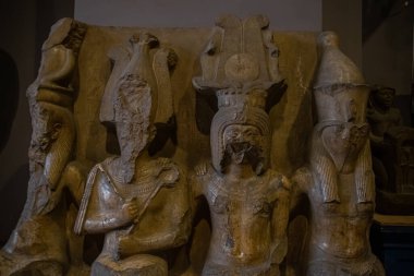 Mimari iç mimari ve Mısır Müzesi 'nden heykel. El Kahire, Mısır 2018