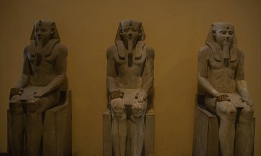 Mimari iç mimari ve Mısır Müzesi 'nden heykel. El Kahire, Mısır 2018