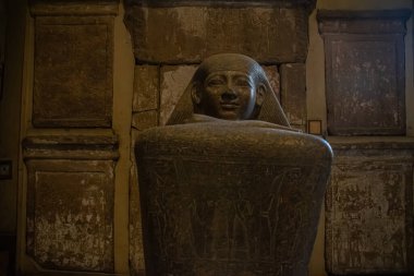 Mısır Müzesi 'nin iç mimari senaryoları ve heykelleri. El Kahire, Mısır 2018