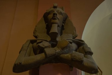 Mimari iç mimari ve Mısır Müzesi 'nden heykel. El Kahire, Mısır 2018