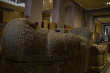 Mimari lahit ve Mısır Müzesi 'nden heykel. El Kahire, Mısır 2018