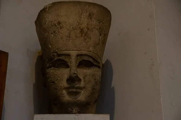 이집트 국립 박물관의 건축물 및 조각품, 실내. El Cairo, Egypt 2018 — 스톡 사진