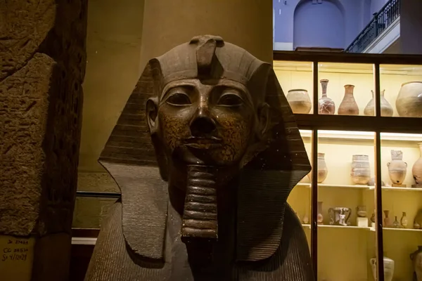 Innenarchitektur und Skulptur aus dem Ägyptischen Museum, Innenarchitektur. El Cairo, Ägypten 2018 — Stockfoto