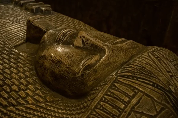 Mimari lahit ve Mısır Müzesi 'nden heykel. El Kahire, Mısır 2018