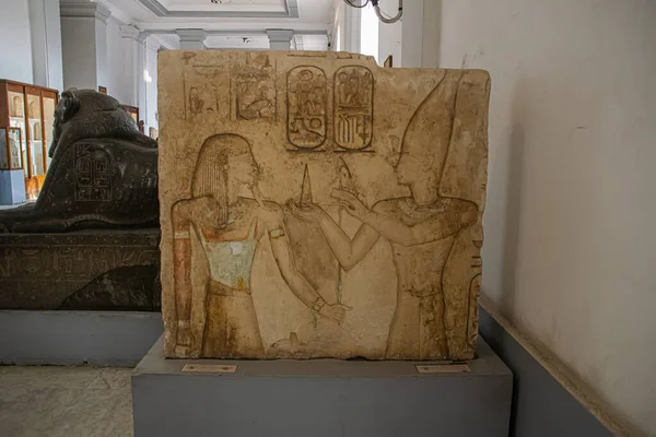 Mısır Müzesi 'nin iç mimari senaryoları ve heykelleri. El Kahire, Mısır 2018