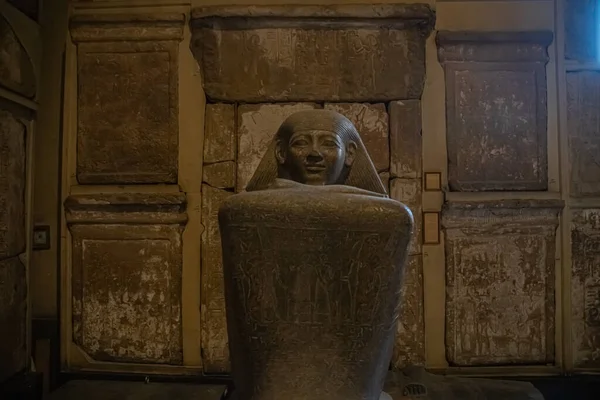Architektursarkophag und Skulptur aus dem Ägyptischen Museum, Interieur. El Cairo, Ägypten 2018 — Stockfoto