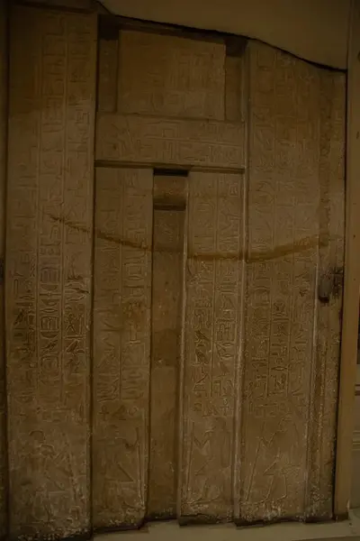 Mısır Müzesi 'nin iç mimari senaryoları ve heykelleri. El Kahire, Mısır 2018