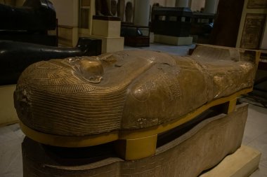 Mimari lahit ve Mısır Müzesi 'nden heykel. El Kahire, Mısır 2018