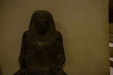 Mimari lahit ve Mısır Müzesi 'nden heykel. El Kahire, Mısır 2018