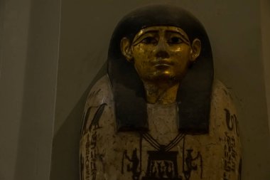 Mimari lahit ve Mısır Müzesi 'nden heykel. El Kahire, Mısır 2018