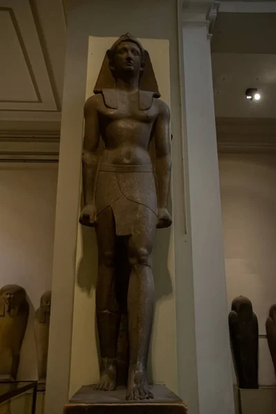 Architektura sarkofág a socha z egyptského muzea, interiér. El Cairo, Egypt 2018 — Stock fotografie
