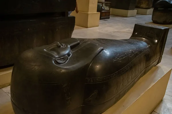 Architektursarkophag und Skulptur aus dem Ägyptischen Museum, Interieur. El Cairo, Ägypten 2018 — Stockfoto