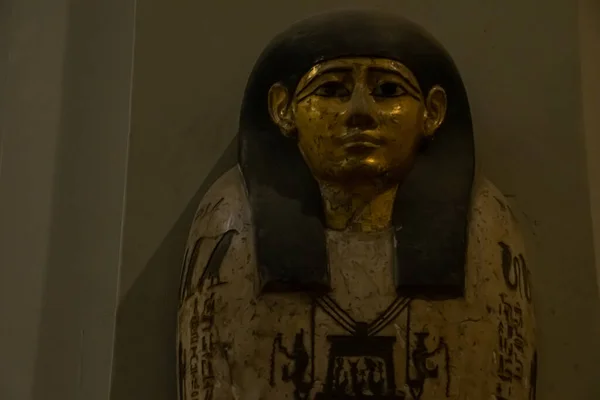 Architectuur sarcofaag en beeldhouwkunst uit Egyptisch Museum, Interieur. El Cairo, Egypte 2018 — Stockfoto