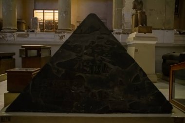 Mimari lahit ve Mısır Müzesi 'nden heykel. El Kahire, Mısır 2018