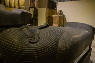 Mimari lahit ve Mısır Müzesi 'nden heykel. El Kahire, Mısır 2018