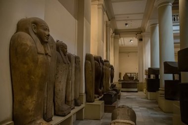 Mimari lahit ve Mısır Müzesi 'nden heykel. El Kahire, Mısır 2018