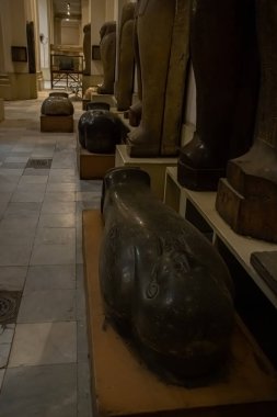 Mimari lahit ve Mısır Müzesi 'nden heykel. El Kahire, Mısır 2018