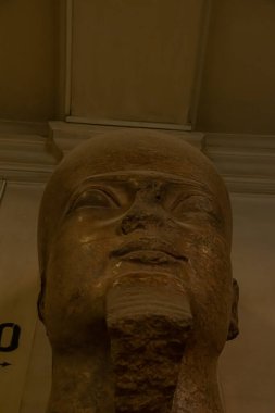 Mimari lahit ve Mısır Müzesi 'nden heykel. El Kahire, Mısır 2018