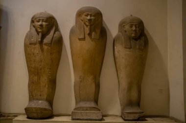 Mimari lahit ve Mısır Müzesi 'nden heykel. El Kahire, Mısır 2018