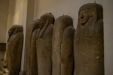 Mimari lahit ve Mısır Müzesi 'nden heykel. El Kahire, Mısır 2018