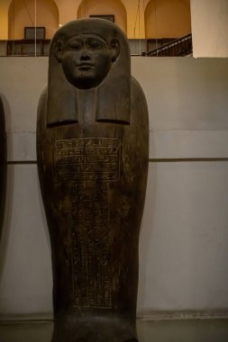 Mimari lahit ve Mısır Müzesi 'nden heykel. El Kahire, Mısır 2018