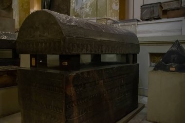 Mimari lahit ve Mısır Müzesi 'nden heykel. El Kahire, Mısır 2018