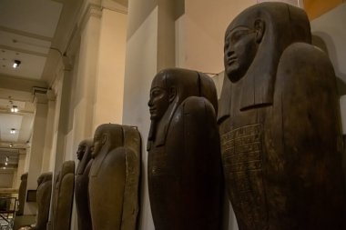 Mimari lahit ve Mısır Müzesi 'nden heykel. El Kahire, Mısır 2018